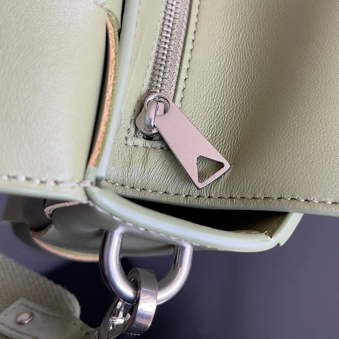Batch 2120 bv two-in-one cassette bag has a more casual and casual cool. The leather is stiff and has a slight leather luster. Different colors are available. 🙈 The crossbody bag that handsome guys love to carry when going out is super handsome. It is fashionable and fashionable~ The capacity is very sufficient for daily commuting. The small bag can hold headphones. One bag is multi-purpose! ! Style number: 741777 Size: 26*16*6.5cm